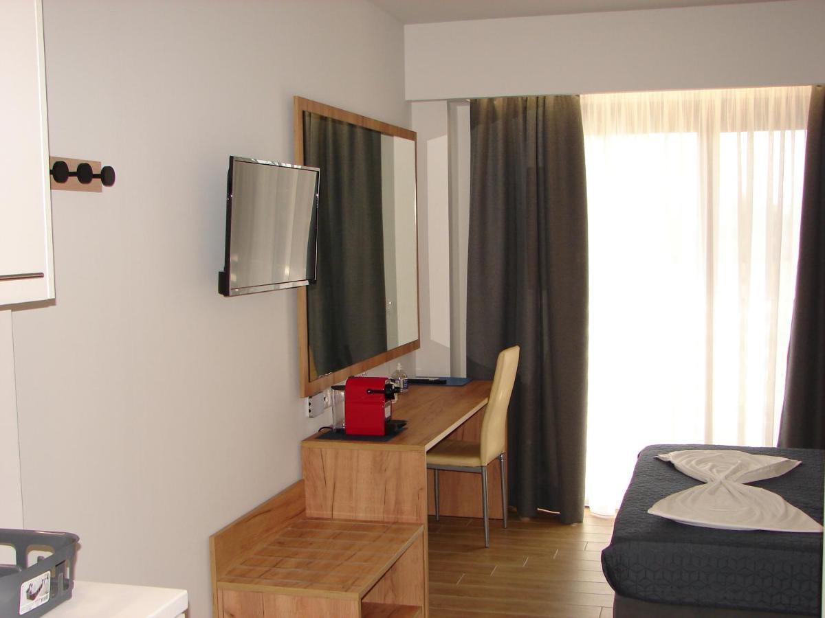 Four Reasons Aparthotel Paralia Katerinis Bagian luar foto